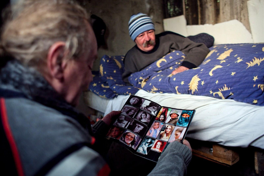 Niekedy zber, inokedy žobranie. Tak si zarábajú na živobytie. Ak ide o peniaze, poznajú svoju cenu. Hneď začnú vyťahovať historky, koľko im aký štáb dal za nakrúcanie reportáže v ich kolónii. (fotografia z reportáže článku Idnes.cz)

FOTO: MAFRA/Petr Topic/iDNES.cz