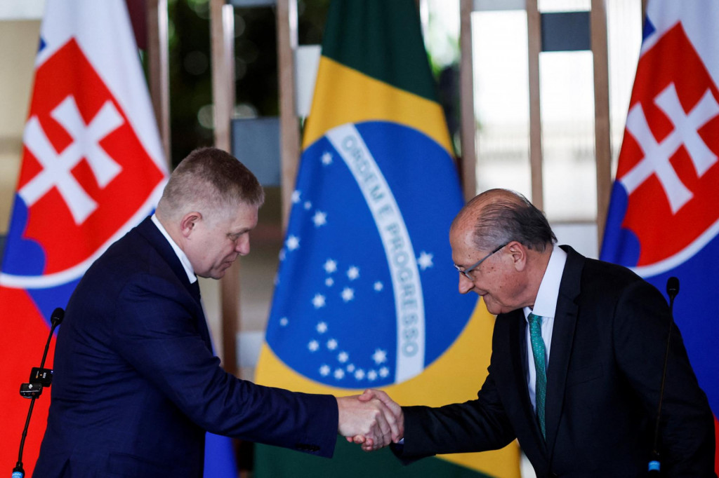 Premiér Robert Fico si podáva ruku s brazílskym viceprezidentom Geraldom Alckminom. FOTO: REUTERS