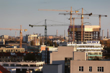 Stavbári sa brodia v blate v dôsledku konfluencie negatívnych cenových faktorov a neschopnosti efektívne využívať európske zdroje. FOTO: Archív HN