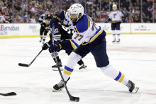 Slovenský hokejista v drese New Jersey Devils Tomáš Tatar (vľavo) a hráč St. Louis Blues Pierre-Olivier Joseph. FOTO TASR/AP