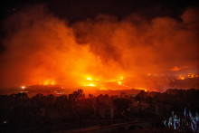 Plamene a dym stúpajú, keď v Malibu horí Franklin Fire. FOTO: Reuters