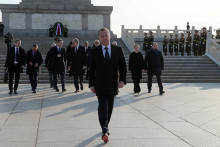 Bývalý ruský prezident Dmitrij Medvedev v Pekingu. FOTO: REUTERS