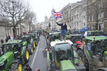 Farmári počas protestu proti plánovaným zmenám daňových pravidiel v Londýne. FOTO: TASR/AP