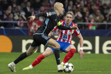 Vľavo Vladimír Weiss ml. (Slovan) a vpravo Conor Gallagher (Atletico) počas futbalového zápasu 6. kola ligovej fázy Ligy majstrov Atletico Madrid - ŠK Slovan Bratislava v Madride. FOTO TASR/Martin Baumann