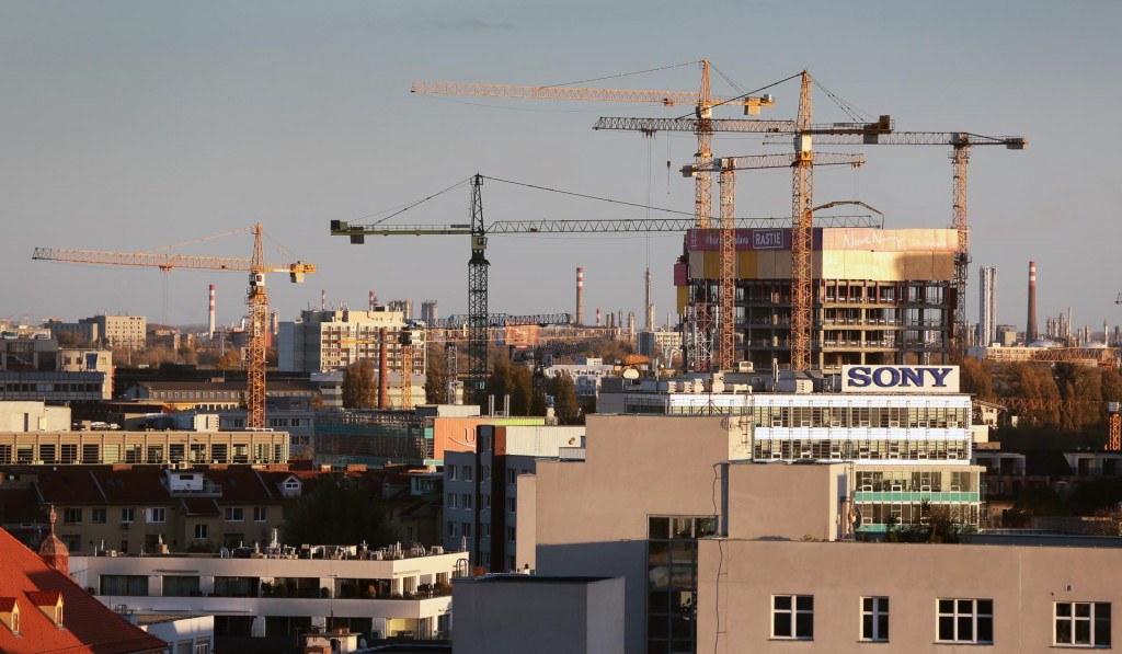 Stavbári sa brodia v blate v dôsledku konfluencie negatívnych cenových faktorov a neschopnosti efektívne využívať európske zdroje. FOTO: Archív HN