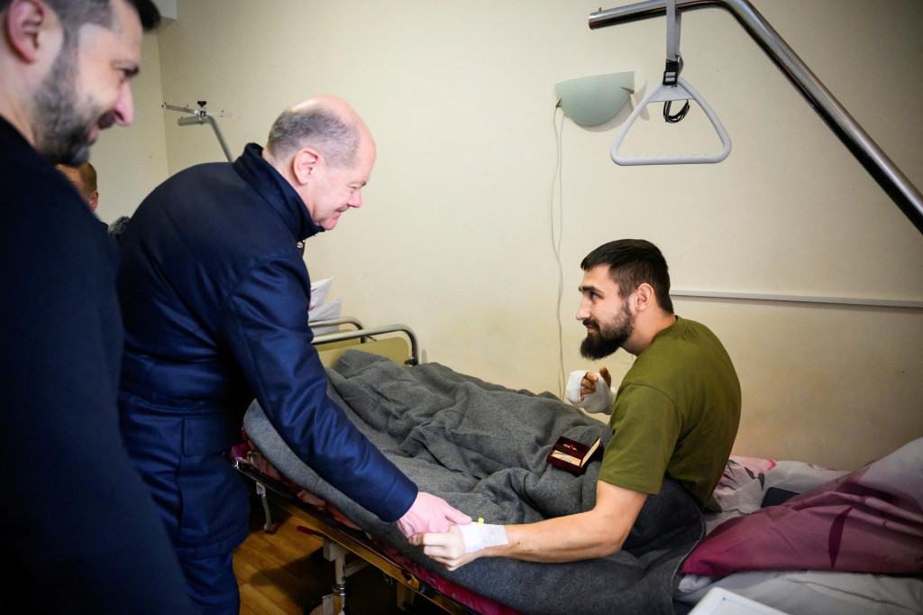 Nemecký kancelár Olaf Scholz and ukrajinský prezident Volodymyr Zelenskyj na návšteve v nemocnici. FOTO: Reuters