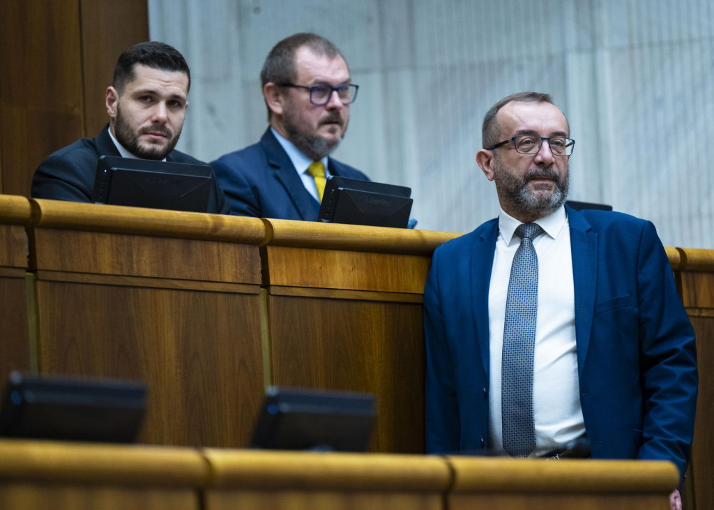 Poslanci zľava Richard Glück, Marián Saloň (obidvaja Smer-SD) a Róbert Puci (Hlas-SD). FOTO: TASR/Jakub Kotian