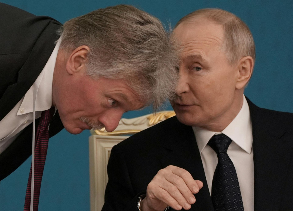 Ruský prezident Vladimir Putin a hovorca Kremľa Dmitrij Peskov. FOTO: REUTERS