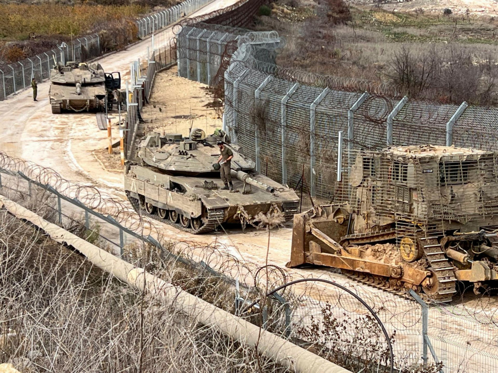 Izraelské tanky a vojenské vozidlo sú vidieť na strane Golanských výšin v línii prímeria medzi Sýriou a Izraelom okupovanými Golanskými výšinami. FOTO: Reuters