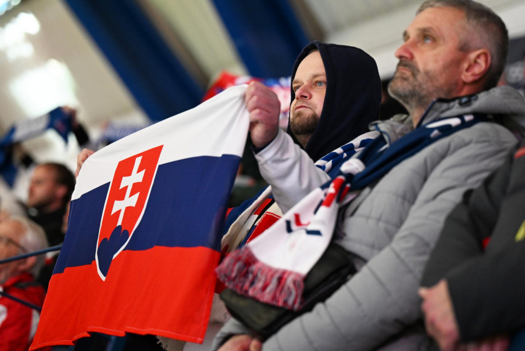 Fanúšikovia Slovenska pred zápasom Slovensko – Nórsko na Vianočnom Kaufland Cupe. FOTO: TASR/František Iván