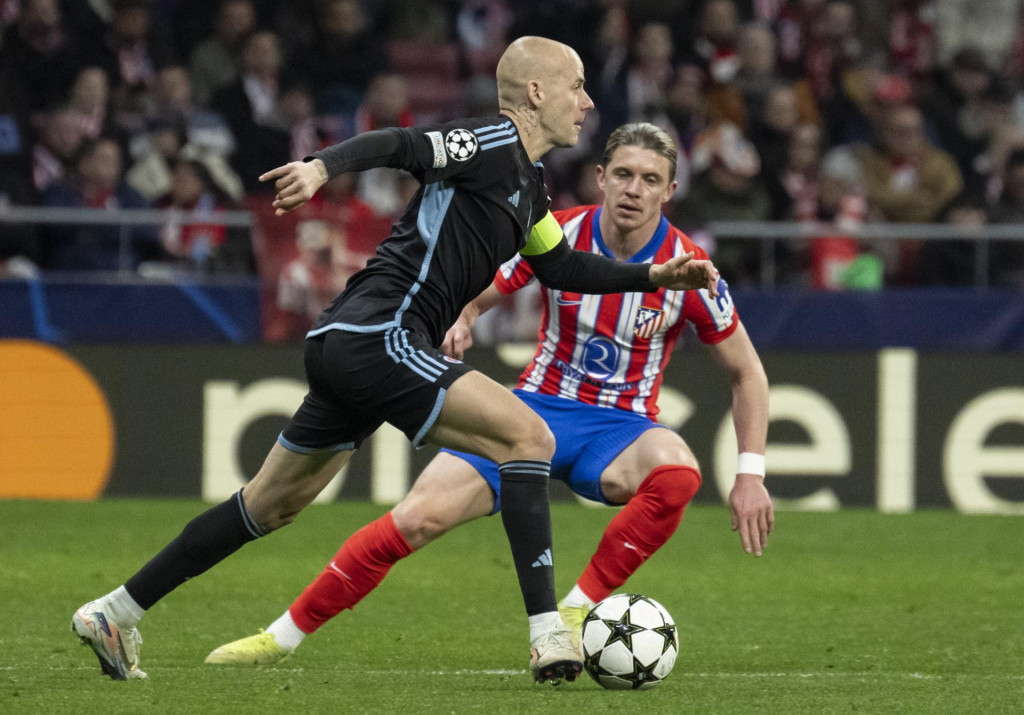 Vľavo Vladimír Weiss ml. (Slovan) a vpravo Conor Gallagher (Atletico) počas futbalového zápasu 6. kola ligovej fázy Ligy majstrov Atletico Madrid - ŠK Slovan Bratislava v Madride. FOTO TASR/Martin Baumann