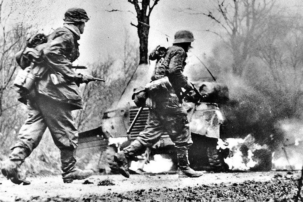 Príslušníci Waffen-SS počas útoku na spojenecké pozície v prvých dňoch ardénskej ofenzívy.