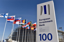 Na snímke vlajky za logom Európskej investičnej banky v meste Luxemburg v Luxembursku. FOTO: Reuters