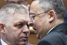 Premiér Robert Fico a minister financií Ladislav Kamenický po hlasovaní o rozpočte prejavili svoju spokojnosť prostredníctvom emócií. FOTO: TASR/J. Kotian