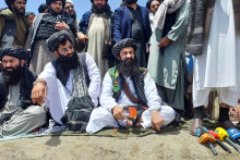 Zosnulý minister pre utečencov a repatriáciu afganského Talibanu Chalíl Hakkání sedí v oblasti postihnutej zemetrasením v provincii Paktika v rukách s modlitebnými korálkami v roku 2022. FOTO: Reuters