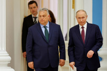 Maďarský premiér Viktor Orbán a ruský prezident Vladimir Putin prichádzajú na tlačovú konferenciu po stretnutí v Moskve. FOTO: Reuters