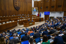 Za hlasovalo 74 poslancov, proti 70 a dvaja nehlasovali.