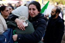 Sýrčania pátrajú po páde Bašára Asada po príbuzných, ktorí boli dlhé roky nezvestní. V Damasku sa už konali prvé pohreby odporcov režimu. FOTO: Reuters