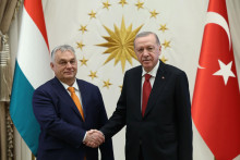 Maďarský premiér Viktor Orbán (vľavo) a turecký prezident Recep Tayyip Erdogan počas stretnutia v tureckej Ankare. FOTO: TASR/ANADOLU