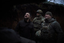 Ukrajinský prezident Volodymyr Zelenskyj navštevuje pozíciu v prvej línii uprostred ruského útoku na Ukrajinu v Záporožskej oblasti. FOTO: Reuters