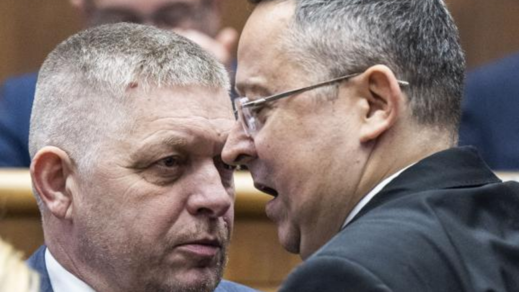 Premiér Robert Fico a minister financií Ladislav Kamenický po hlasovaní o rozpočte prejavili svoju spokojnosť prostredníctvom emócií. FOTO: TASR/J. Kotian