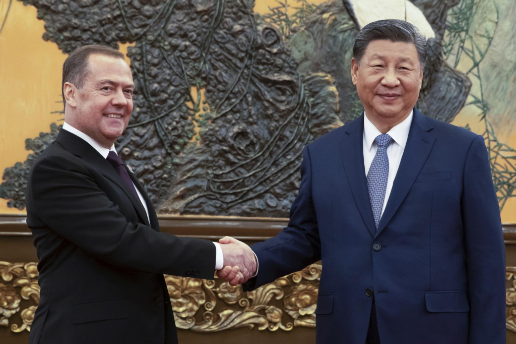 Podpredseda Rady bezpečnosti Ruskej federácie Dmitrij Medvedev a čínsky prezident Si Ťin-pching. FOTO: TASR/AP