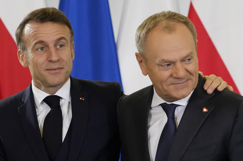 Francúzsky prezident Emmanuel Macron (vľavo) a poľský premiér Donald Tusk počas stretnutia vo Varšave vo štvrtok 12. decembra 2024. FOTO: TASR/AP