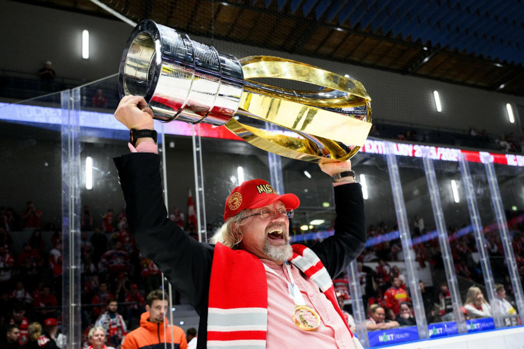 Ján Moder sa ako člen klubového predstavenstva tešil už z poltucta extraligových titulov v podaní svojho mužstva HC Oceláři Třinec. FOTO: Profimedia.sk