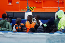 Loď zo sklenených vlákien s migrantmi prichádza do prístavu La Restinga na ostrove El Hierro v Španielsku. FOTO: Reuters