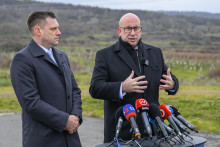 Minister dopravy Jozef Ráž (nominant Smeru-SD), minister životného prostredia Tomáš Taraba (nominant SNS) informovali o pokroku tunela Karpaty pri Bratislave. FOTO: TASR/M. Svítok