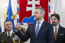 Zľava náčelník Generálneho štábu Ozbrojených síl SR Daniel Zmeko, prezident SR Peter Pellegrini a podpredseda vlády SR a minister obrany SR Robert Kaliňák (Smer-SD). FOTO: TASR/Martin Baumann