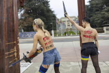 Aktivistky z hnutia Femen protestujú proti ruskej invázii na Ukrajinu a proti tomu, že OSN konflikt nedokázala zastaviť, pod sochou ”Broken Chair” (Zlomená stolička) v Ženeve 13. decembra 2024. FOTO: TASR/AP