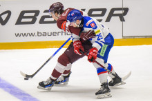 Zľava Anri Ravinskis (Lotyšsko), Alex Tamáši (Slovensko) počas Vianočného Kaufland Cupu v hokeji Slovensko - Lotyšsko v Poprade. FOTO: TASR/Veronika Mihaliková