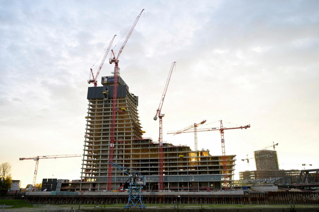 Pohľad na stavenisko budovy Elbtower, ktorú vlastní Rene Benko‘s Signa a dcérska spoločnosť Commerzbank, v Hamburgu. FOTO: Reuters