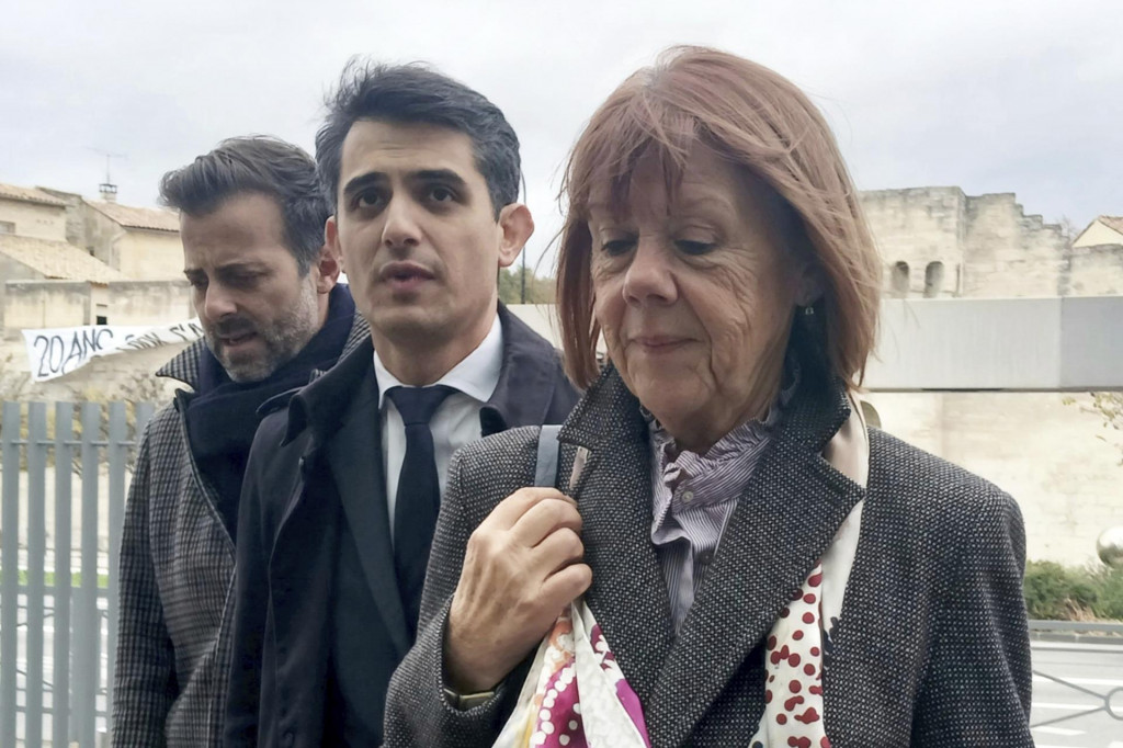 Gisele Pelicotová a jej právnici Antoine Camus (vľavo) a Stéphane Babonneau prichádzajú na súd po prestávke v starobylom meste Avignon na juhu Francúzska. FOTO: TASR/AP