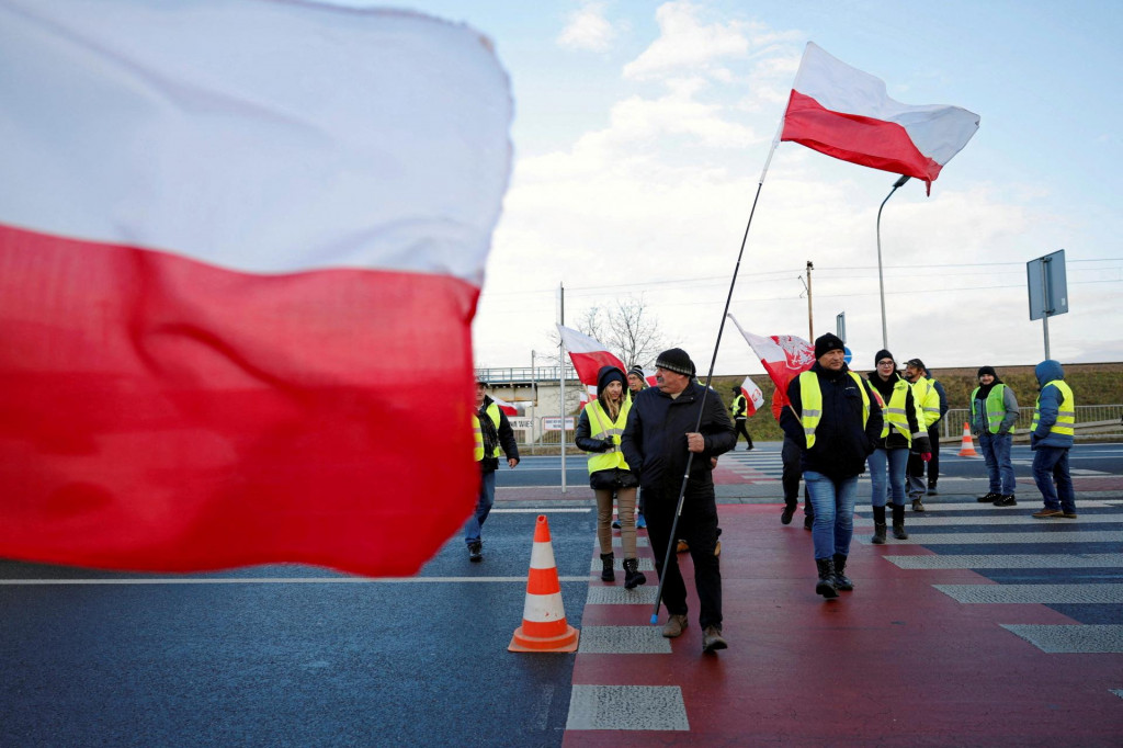 Poľskí farmári blokujú hraničný priechod Medyka s Ukrajinou, keď protestujú proti obchodnej dohode medzi Európskou úniou a Mercosurom v poľskej Medyke. FOTO: Reuters