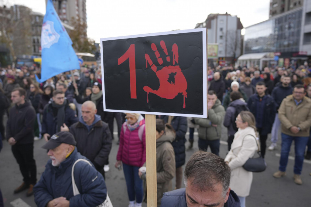 Ľudia si uctievajú pamiatku 15 obetí zrútenia strechy na železničnej stanici v srbskom meste Nový Sad. FOTO: TASR/AP