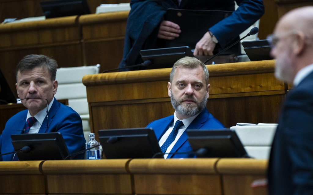 Poslanci parlamentu zľava Alojz Hlina, Juraj Krúpa a Branislav Gröhling (všetci SaS). FOTO: TASR/Jakub Kotian