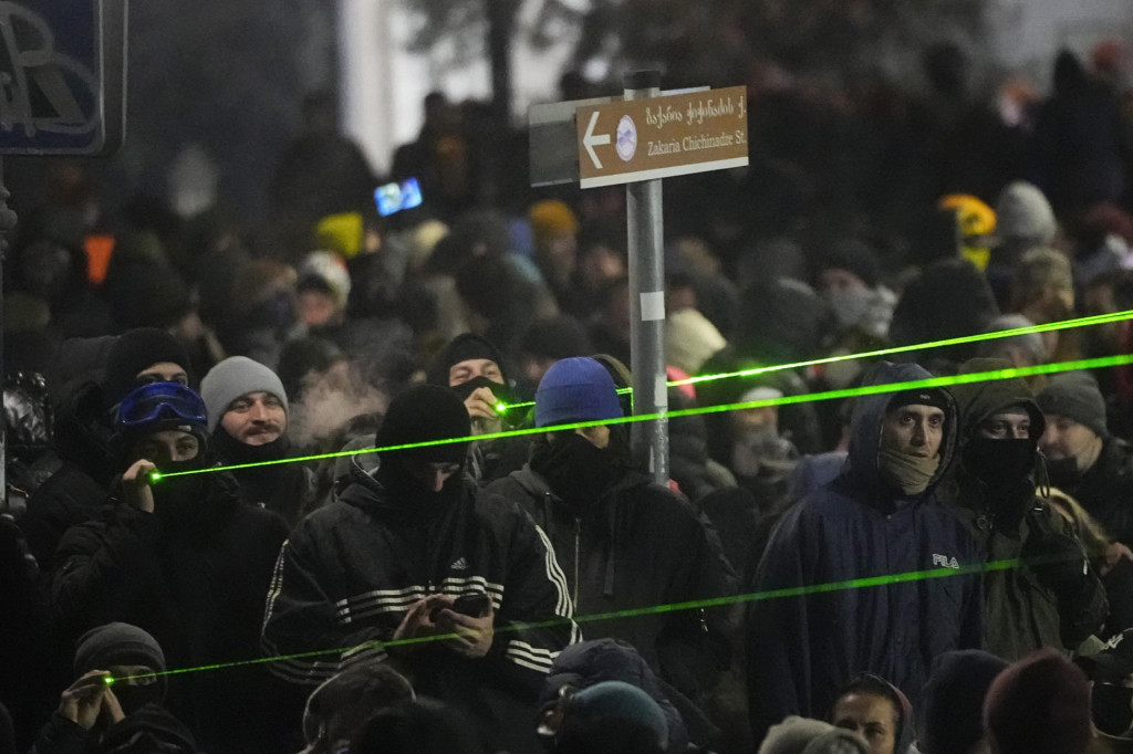 Demonštranti protestujú pred budovou parlamentu v gruzínskej metropole Tbilisi. FOTO: TASR/AP