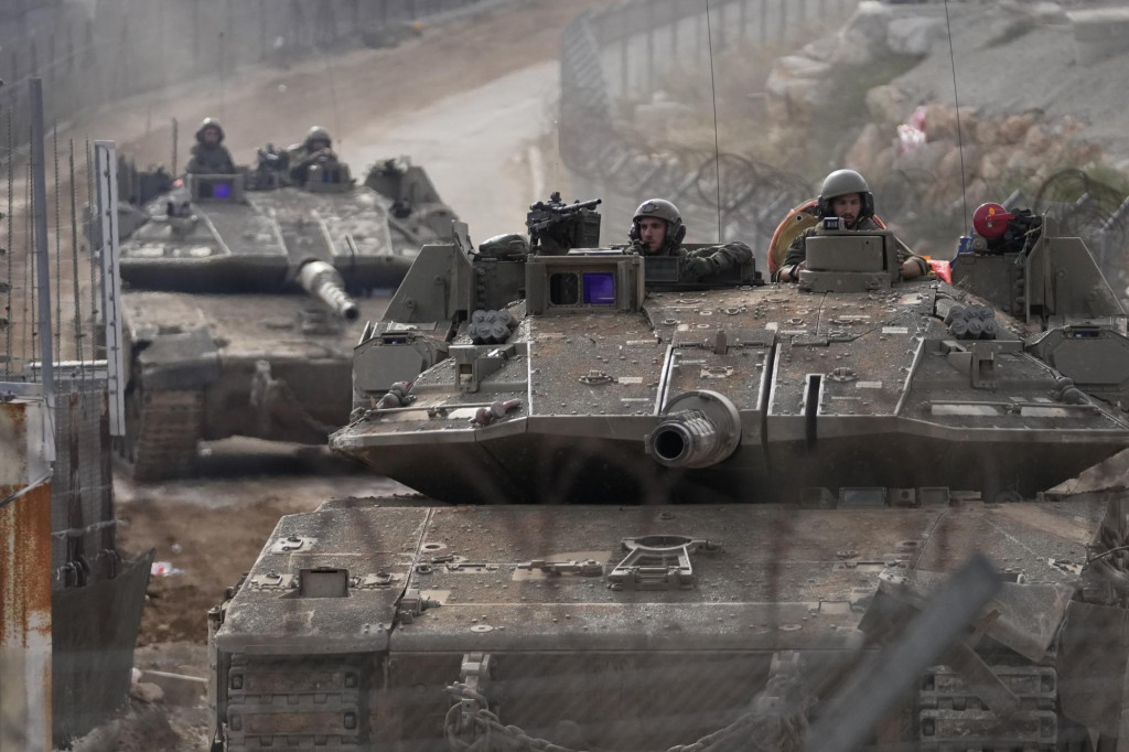 Tanky izraelskej armády jazdia neďaleko nárazníkovej zóny, ktorá oddeľuje Izraelom anektované Golanské výšiny od Sýrie v meste Madždal Šams. FOTO: TASR/AP
