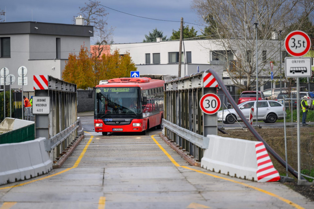 Na snímke autobus mestskej hromadnej dopravy jazdí cez dočasné premostenie Malého Dunaja po uzatvoreni mosta na Hradskej ulici v bratislavskej mestskej časti Vrakuňa. FOTO: TASR/Jaroslav Novák