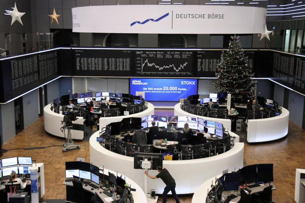 Na snímke nemecký index DAX uzatvára nad hranicou 20 000. FOTO: Reuters