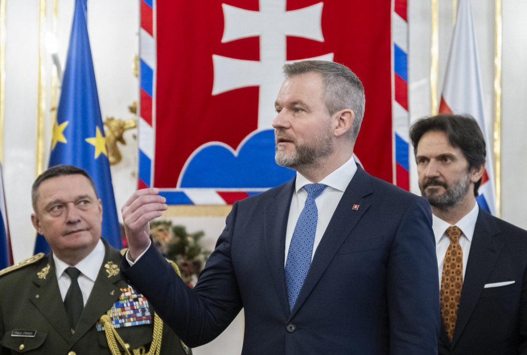 Zľava náčelník Generálneho štábu Ozbrojených síl SR Daniel Zmeko, prezident SR Peter Pellegrini a podpredseda vlády SR a minister obrany SR Robert Kaliňák (Smer-SD). FOTO: TASR/Martin Baumann