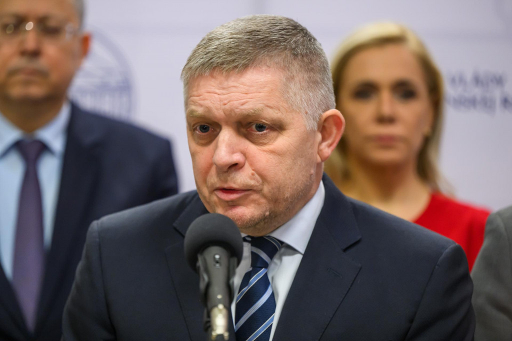 Na snímke zľava minister financií SR Ladislav Kamenický, predseda vlády Robert Fico a ministerka hospodárstva Denisa Saková.

FOTO: TASR/J. Novák