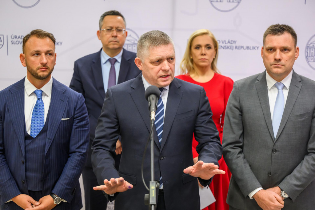 Na sn&iacute;mke zľava minister vn&uacute;tra SR Mat&uacute;&scaron; &Scaron;utaj E&scaron;tok, minister financi&iacute; Ladislav Kamenick&yacute;, predseda vl&aacute;dy SR Robert Fico, podpredsedn&iacute;čka vl&aacute;dy a ministerka hospod&aacute;rstva SR Denisa Sakov&aacute; a podpredseda vl&aacute;dy a minister životn&eacute;ho prostredia SR Tom&aacute;&scaron; Taraba.

FOTO: TASR/ J. Nov&aacute;k