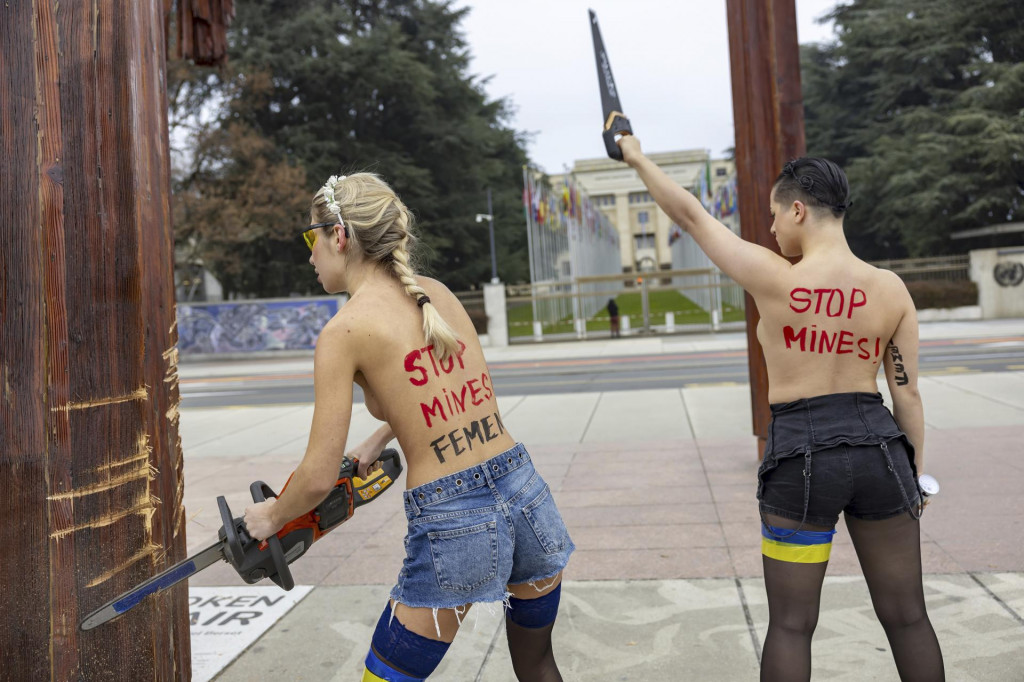 Aktivistky z hnutia Femen protestujú proti ruskej invázii na Ukrajinu a proti tomu, že OSN konflikt nedokázala zastaviť, pod sochou ”Broken Chair” (Zlomená stolička) v Ženeve 13. decembra 2024. FOTO: TASR/AP