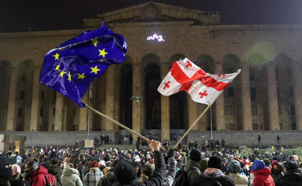 Zhromaždenie na protest proti rozhodnutiu vl&aacute;dy preru&scaron;iť rozhovory o vstupe do Eur&oacute;pskej &uacute;nie pred budovou parlamentu v Tbilisi. FOTO: Reuters