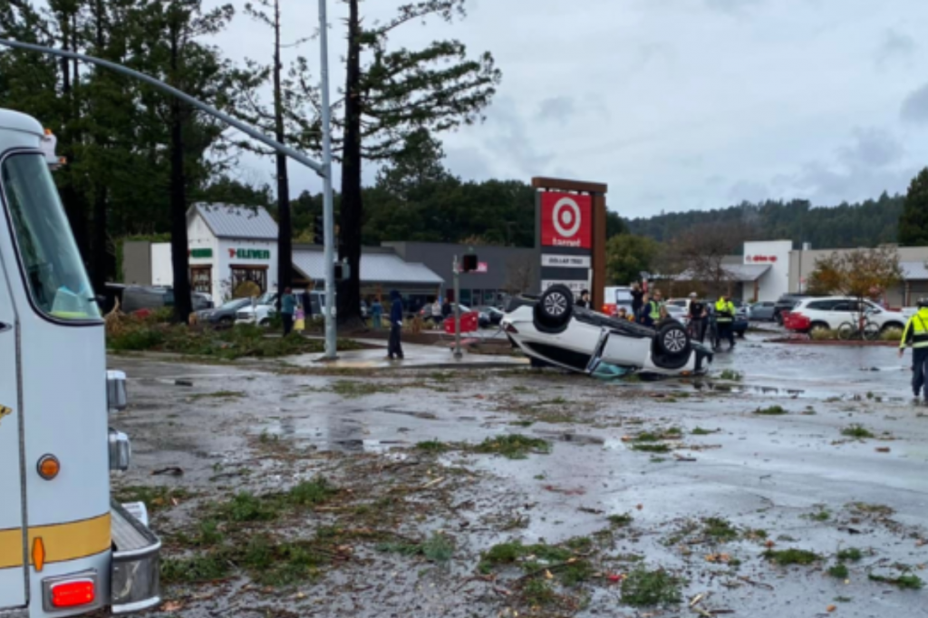 Kaliforniu zasiahlo torn&aacute;do FOTO: Scotts Valley Police Department