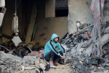 Miesto izraelského úderu v utečeneckom tábore Nusajrát v centrálnom Pásme Gazy. FOTO: Reuters