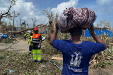 Záchranári pokúšajú uvoľniť zablokovanú cestu po cyklóne Chido v Labattoir na francúzskom súostroví Mayotte. FOTO: Reuters